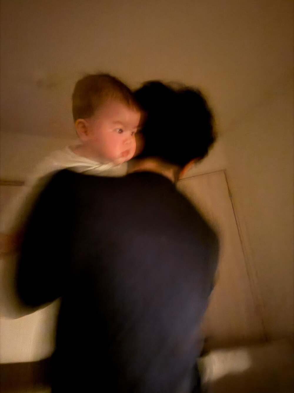 生後4ヶ月娘にミルクを飲ませ、ゲップをさせるパパ。しかし、娘の表情をよく見ると…「必死で笑いこらえました」「顔面で語る赤さん」