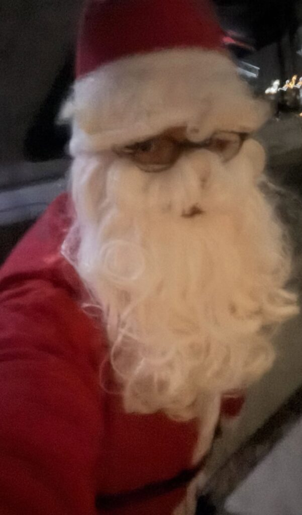 サンタクロース姿のパパさん（＠tsurioji_prioさんより提供）
