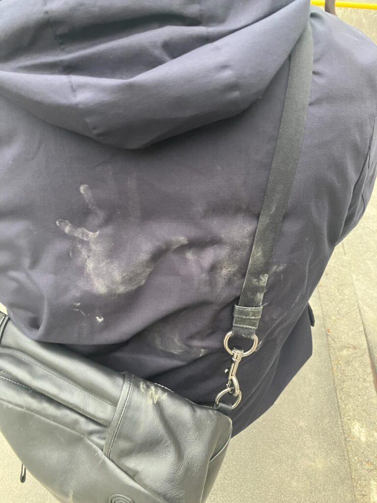 背中には小さな手の跡が…（＠ocomeya_sanrioさんより提供）