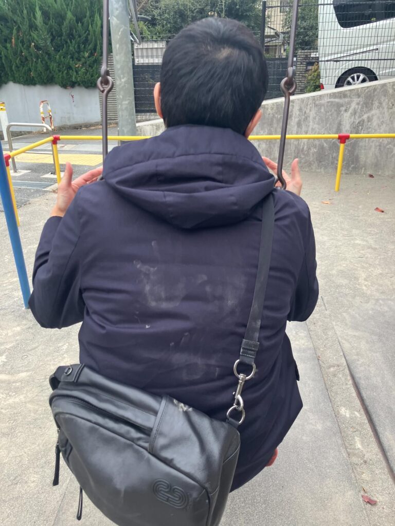 ブランコに乗っているパパさん（＠ocomeya_sanrioさんより提供）