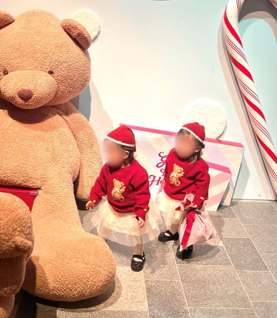 じいじにもらった服を着ている双子ちゃん①（＠_a__a__a__twinsさんより提供）