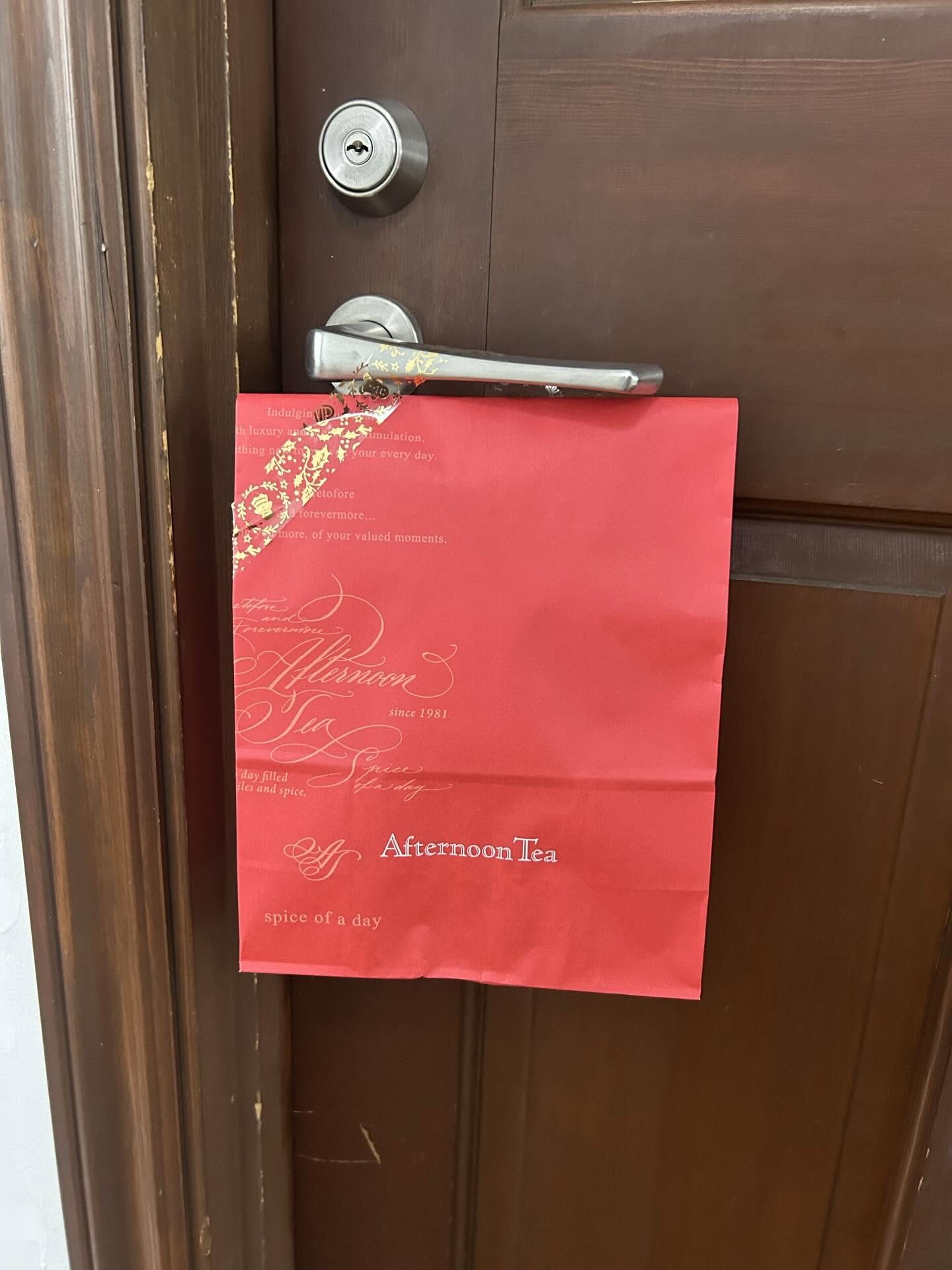 帰宅すると…玄関扉にかけられた紙袋に違和感。中身を確認した結果…「日本に存在するなんて」「ドラマな世界」「ナイスチョイス」