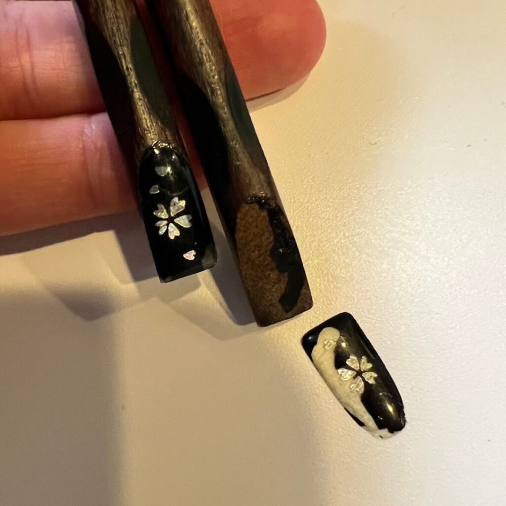 【実際の写真】ネイルチップだと思っていたものの正体