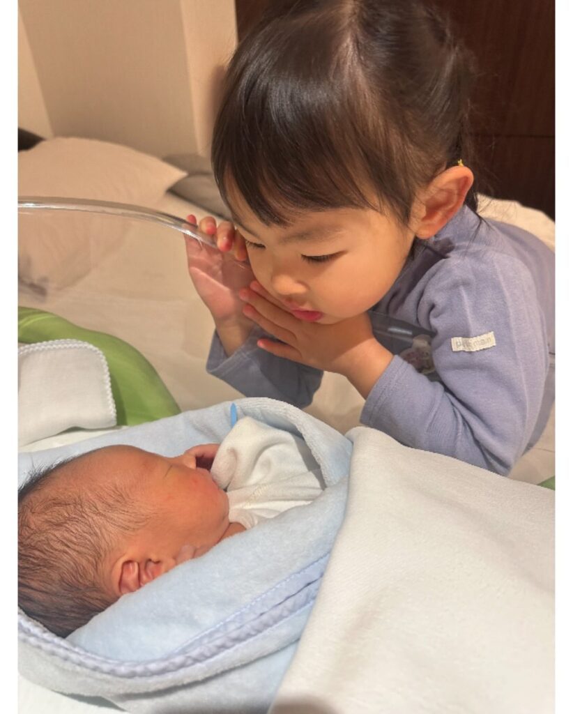 【実際の写真】弟を見つめるお姉ちゃんの様子