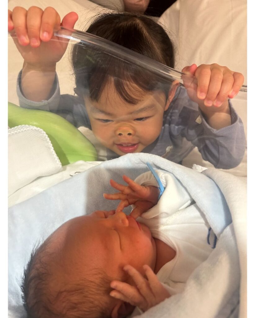 弟くんを見つめるお姉ちゃん①（＠moripiiyaさんより提供）