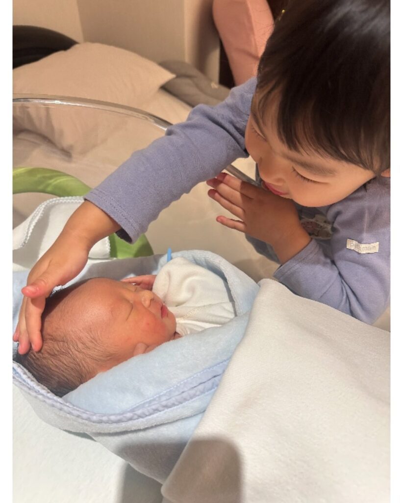 弟くんをなでるお姉ちゃん（＠moripiiyaさんより提供）