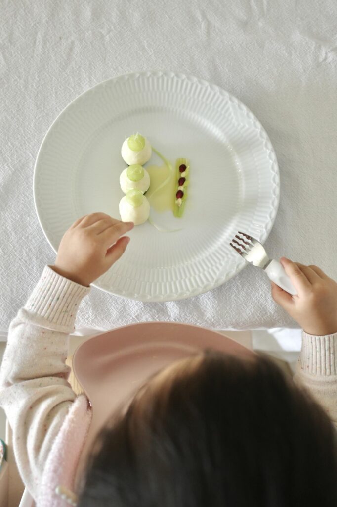 小さなレディーのお食事風景（@yakoclassyさんより提供）