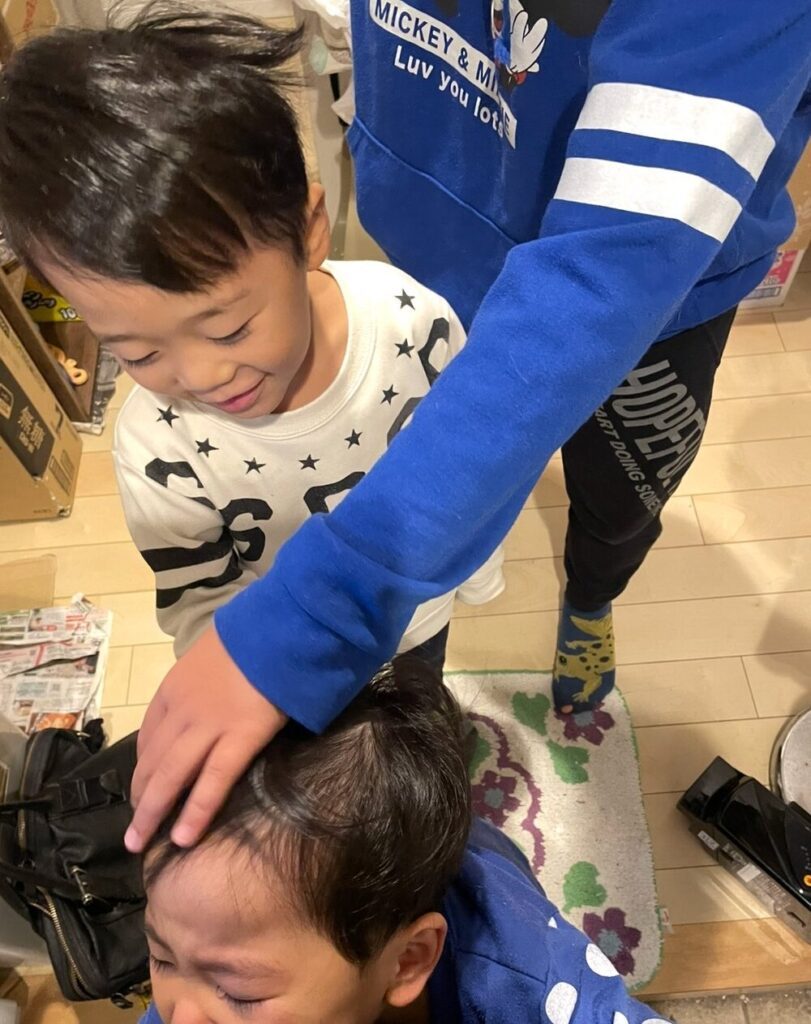 帰宅したパパさんに再会したときの様子（@R453374510さんより提供）