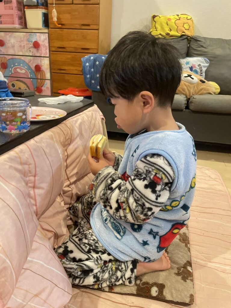 ドーナツの穴はパパさんが食べたあと…？（@R453374510さんより提供）