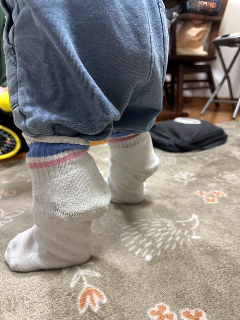 お孫さんが靴下を履いた様子（＠MRdsnqさんより提供）
