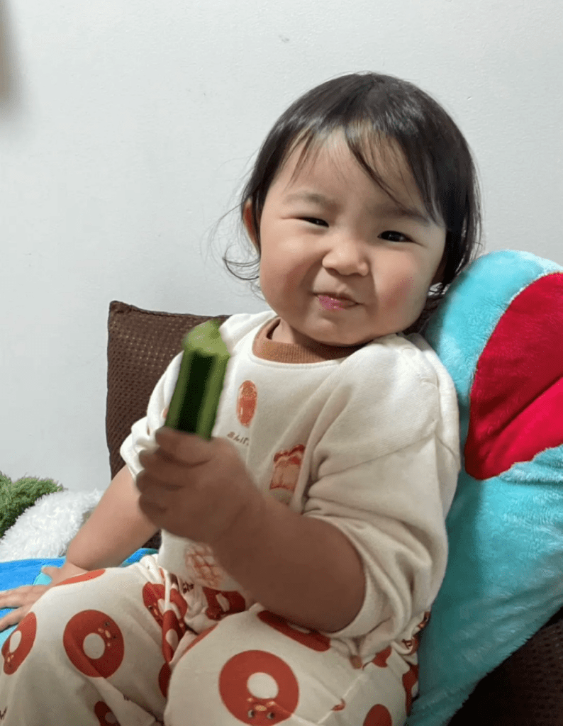 きゅうりをかじる娘さん（＠rinorinori222さんより提供）