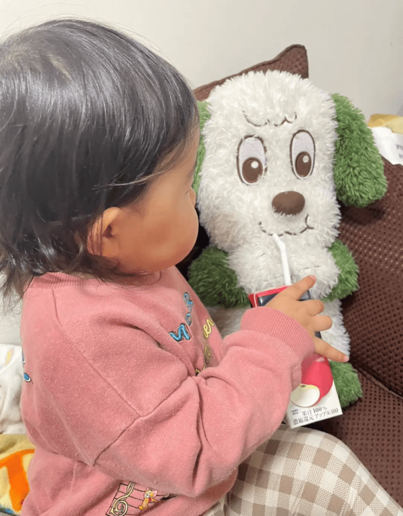 飲み物をあげる可愛らしい一面（＠rinorinori222さんより提供）