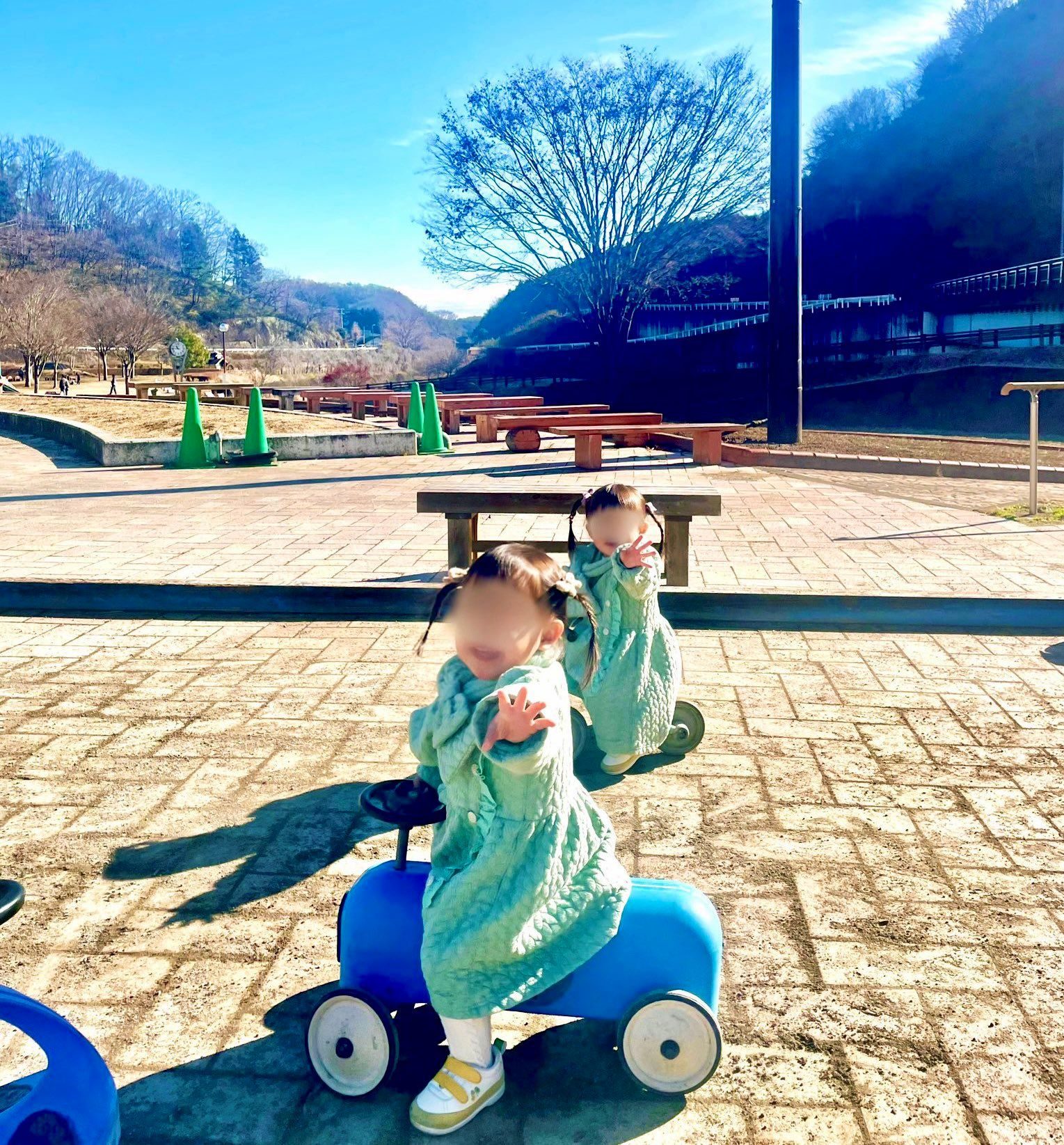 嫁「義両親センス良くないですか！？」2歳の双子に向けて、じいじが用意した“まさかの贈り物”に「本当に神じいじ」「語彙力なくなります…」