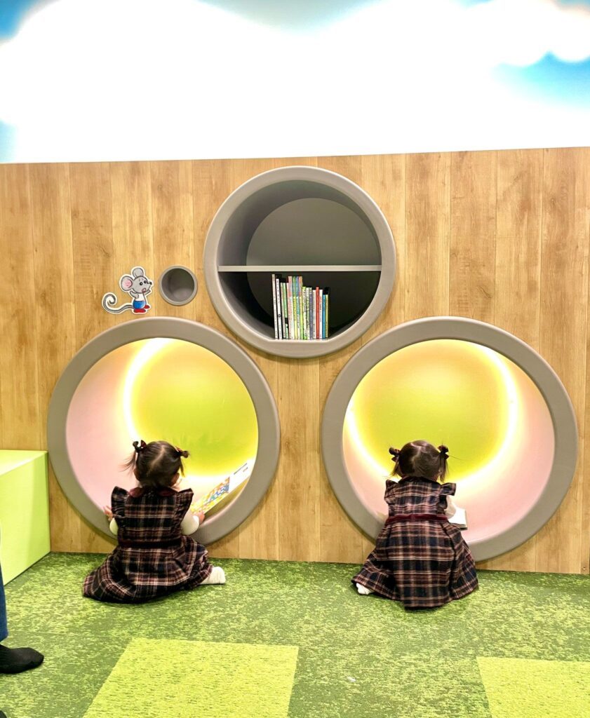 じいじにもらった服を着ている双子ちゃん③（＠_a__a__a__twinsさんより提供）