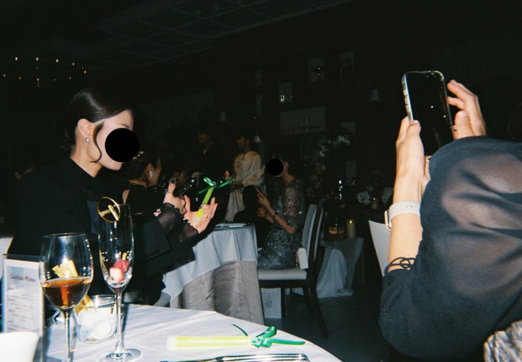 奥にいる新郎新婦を撮影（＠cocco038さんより提供）