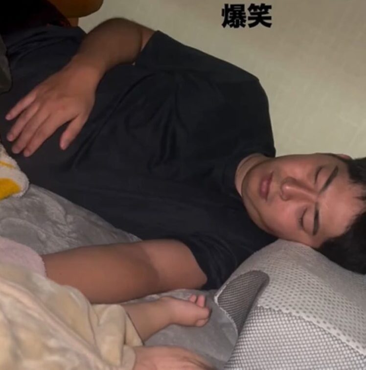 【実際の写真】夜泣き対応するパパさん