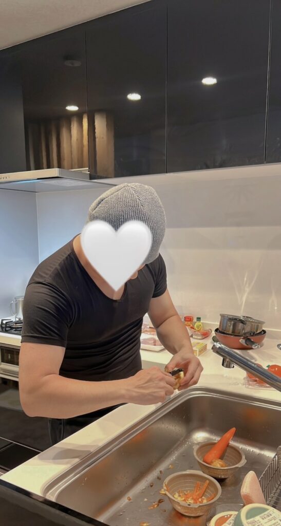 週末は料理をするようになった旦那さん（@meryshutupさんより提供）