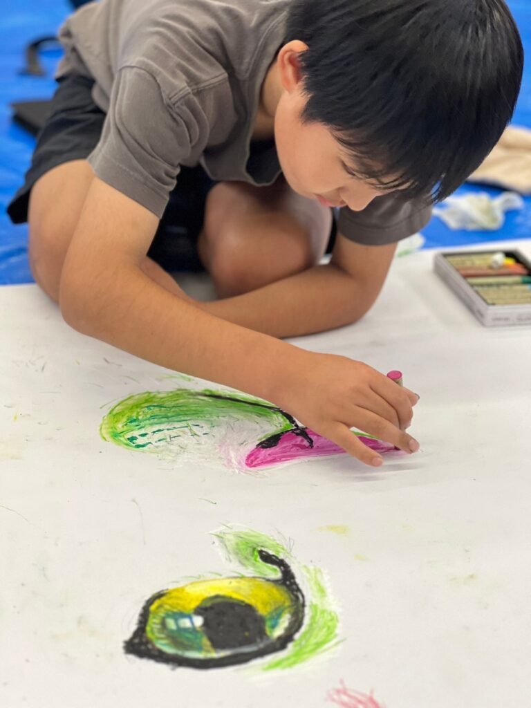 絵を描いている様子（@kubokeinaさんより提供）