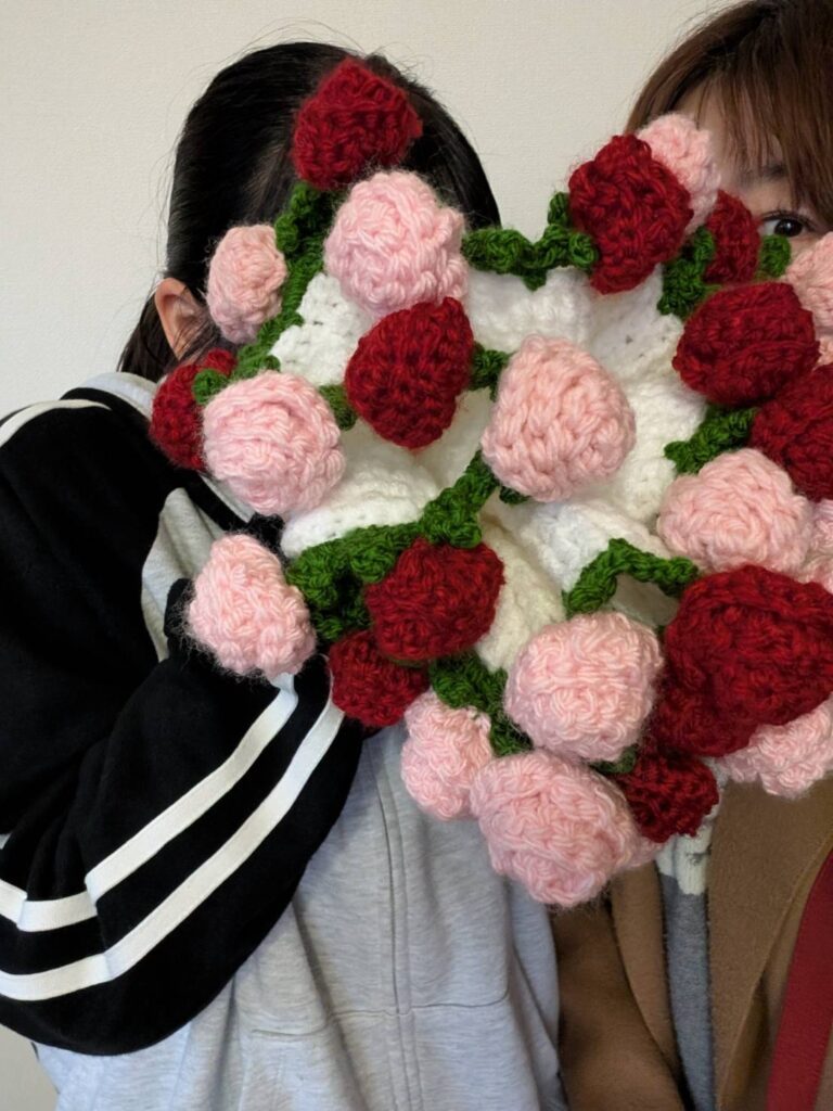 手編みの花束（＠mojimama___writingさんより提供）