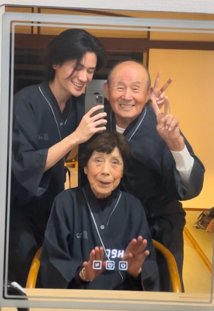 おじいちゃんとおばあちゃんの写真（@dazai_keiichiroさんより提供）