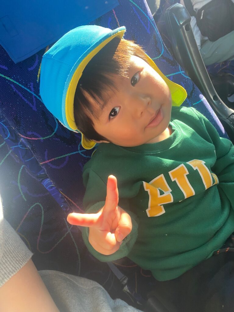 バスでも元気な息子さん（＠chibi_3320さんより提供）