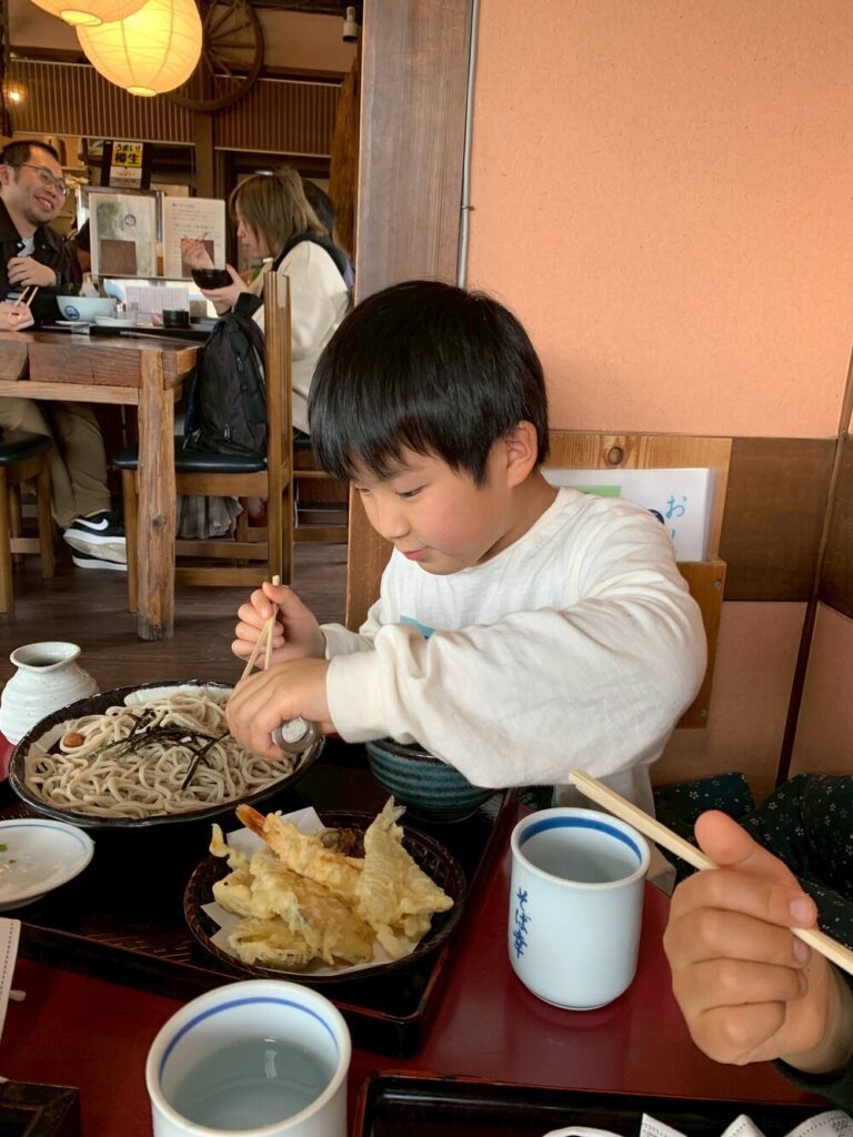 食事中の様子（@kubokeinaさんより提供）
