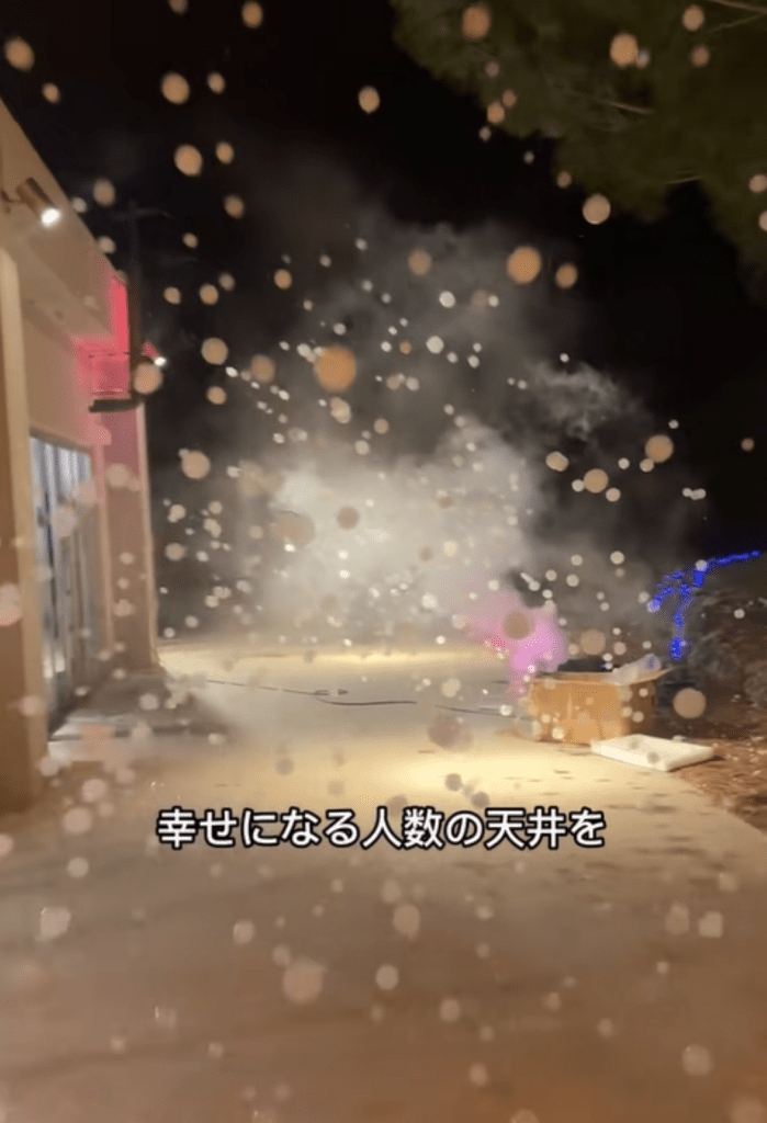 装置で雪を降らせる（＠inachannellllさんより提供）