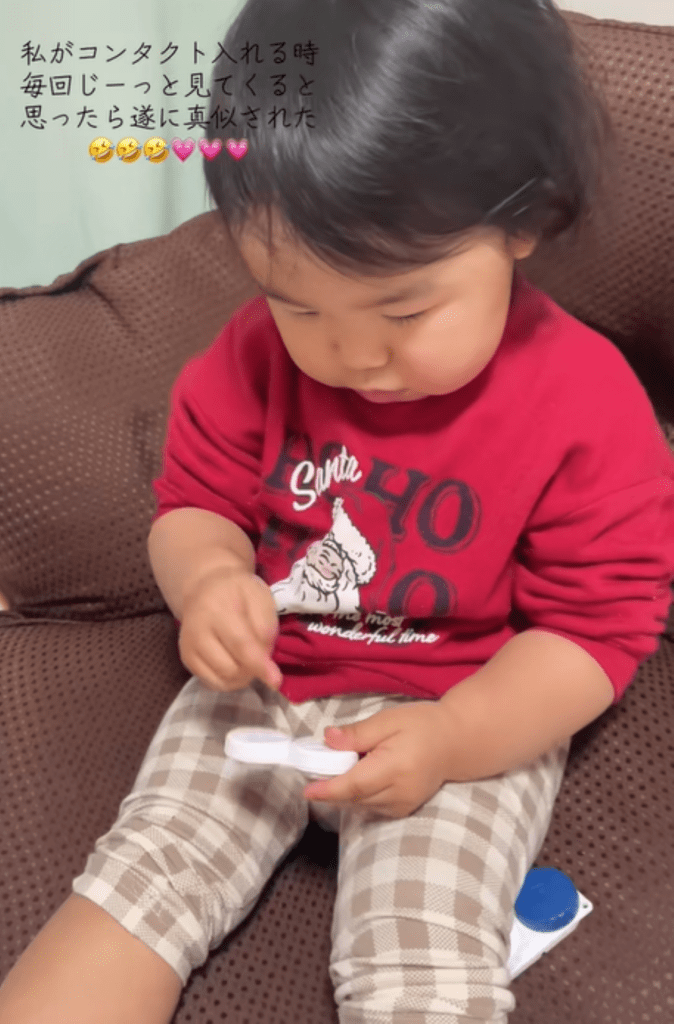 ママさんの朝の様子を再現する娘さん（＠rinorinori222さんより提供）