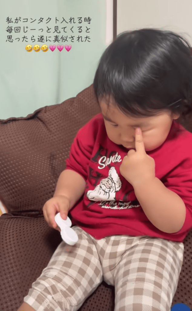 右目もしっかり真似っこ（＠rinorinori222さんより提供）