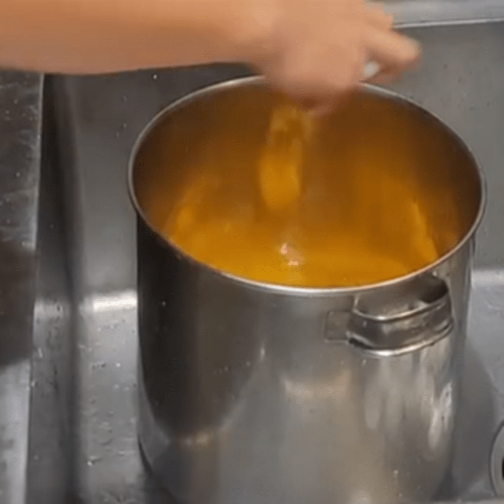 スピーディーで華麗なる片手割り（@arancia.enさんより提供）