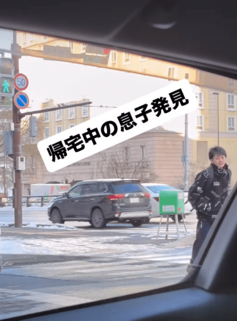 ニコニコで駆け寄る息子さん（＠iv_lo_reさんより提供）