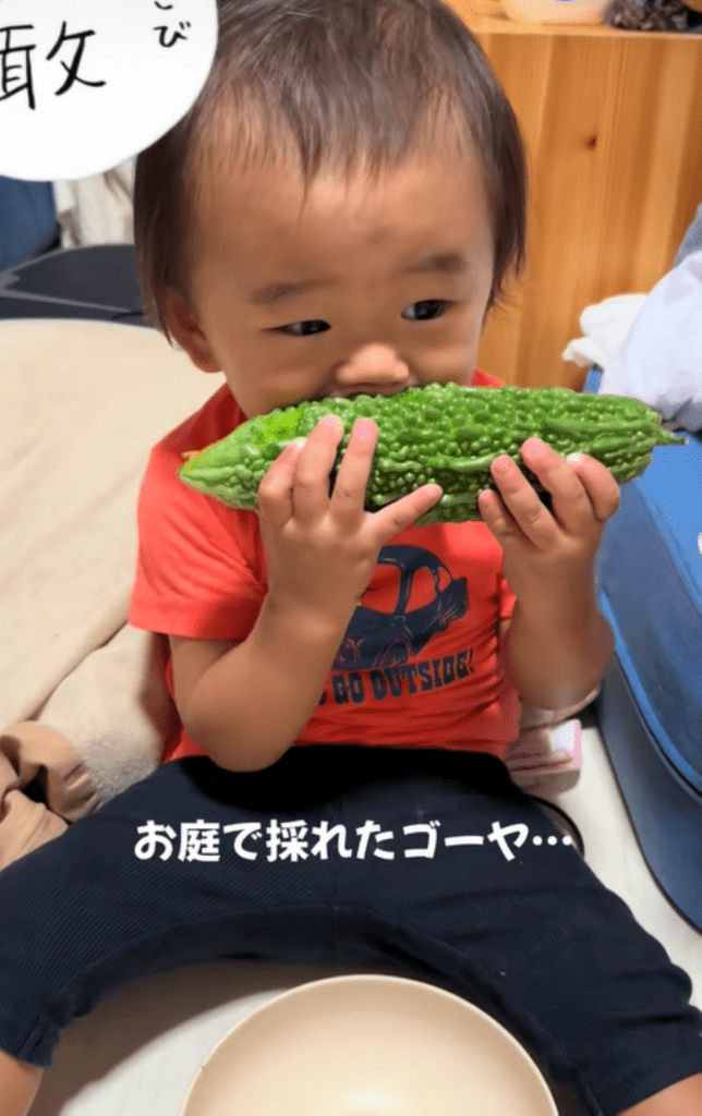 【実際の写真】ゴーヤを食べる息子さんの様子
