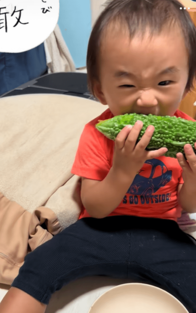 豪快にかじりつく様子（＠kkj8i0さんより提供）