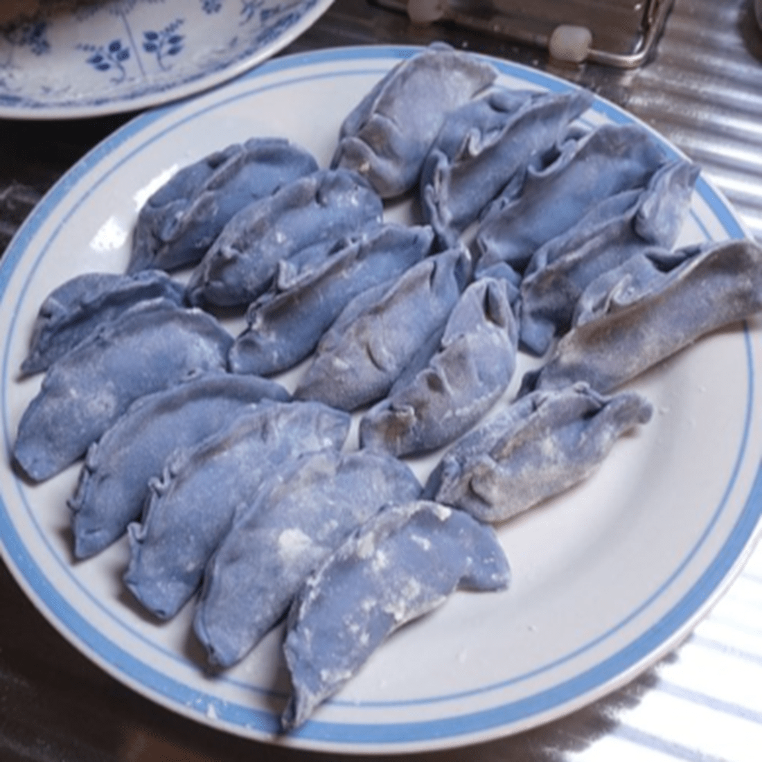 食卓に並んだ“青い餃子”に違和感…。しかし→使用された“まさかの材料”に「こういう実験わくわくする」「その発想が出たことに拍手」