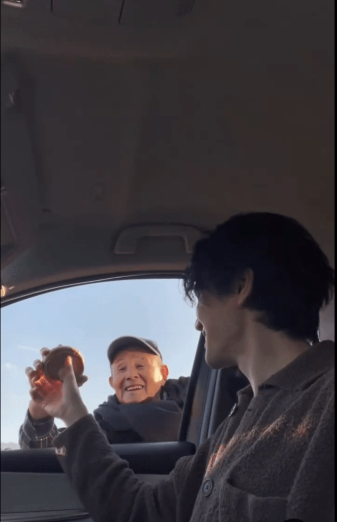 91歳のおじいちゃんとCM撮影③（@dazai_keiichiroさんより提供）