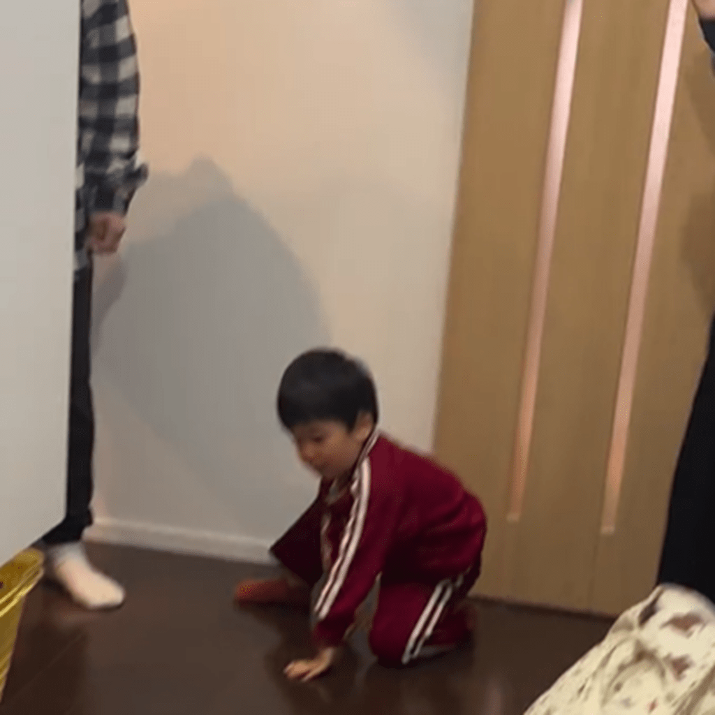 あっ、おもちゃ落としちゃった（＠tomagou.donさんより提供）