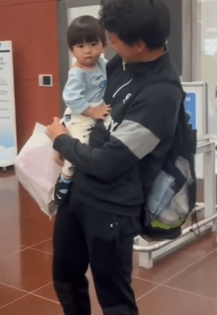 どこかぎこちない様子の息子さん（@vvfairywingvvさんより提供）