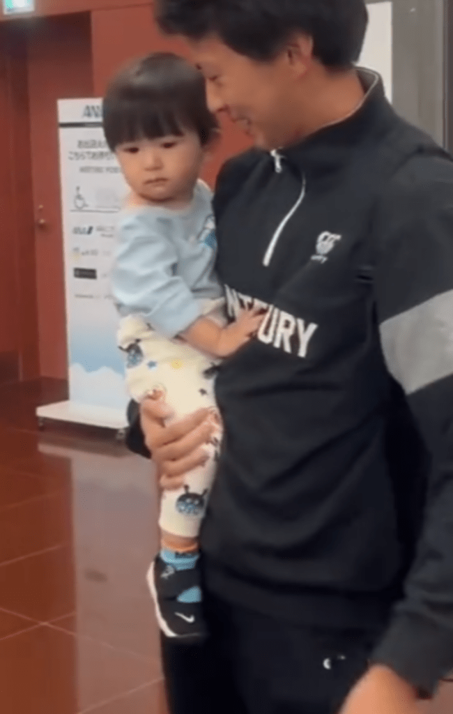 ぎこちなくも嬉しさがある息子さん（@vvfairywingvvさんより提供）