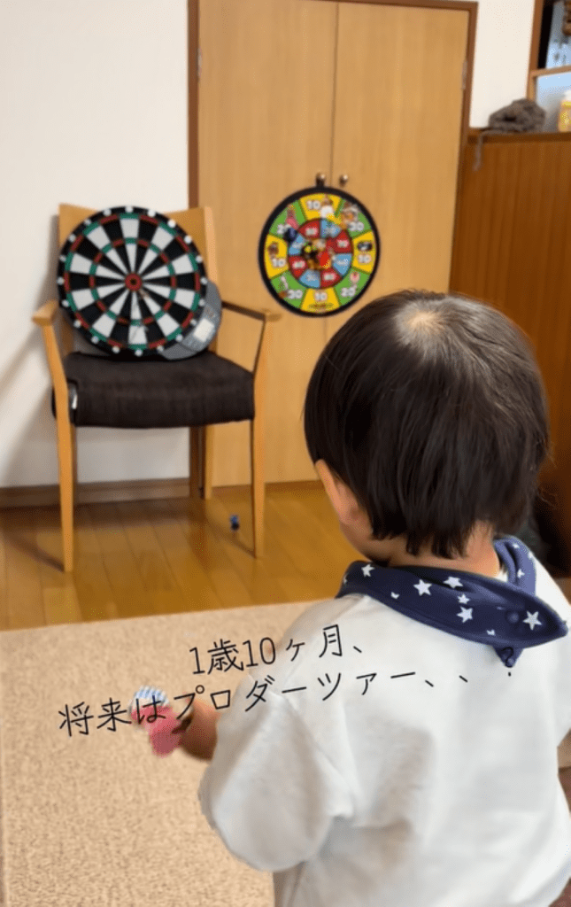 本物のダーツに挑む息子さん（＠ayk.aoiさんより提供）
