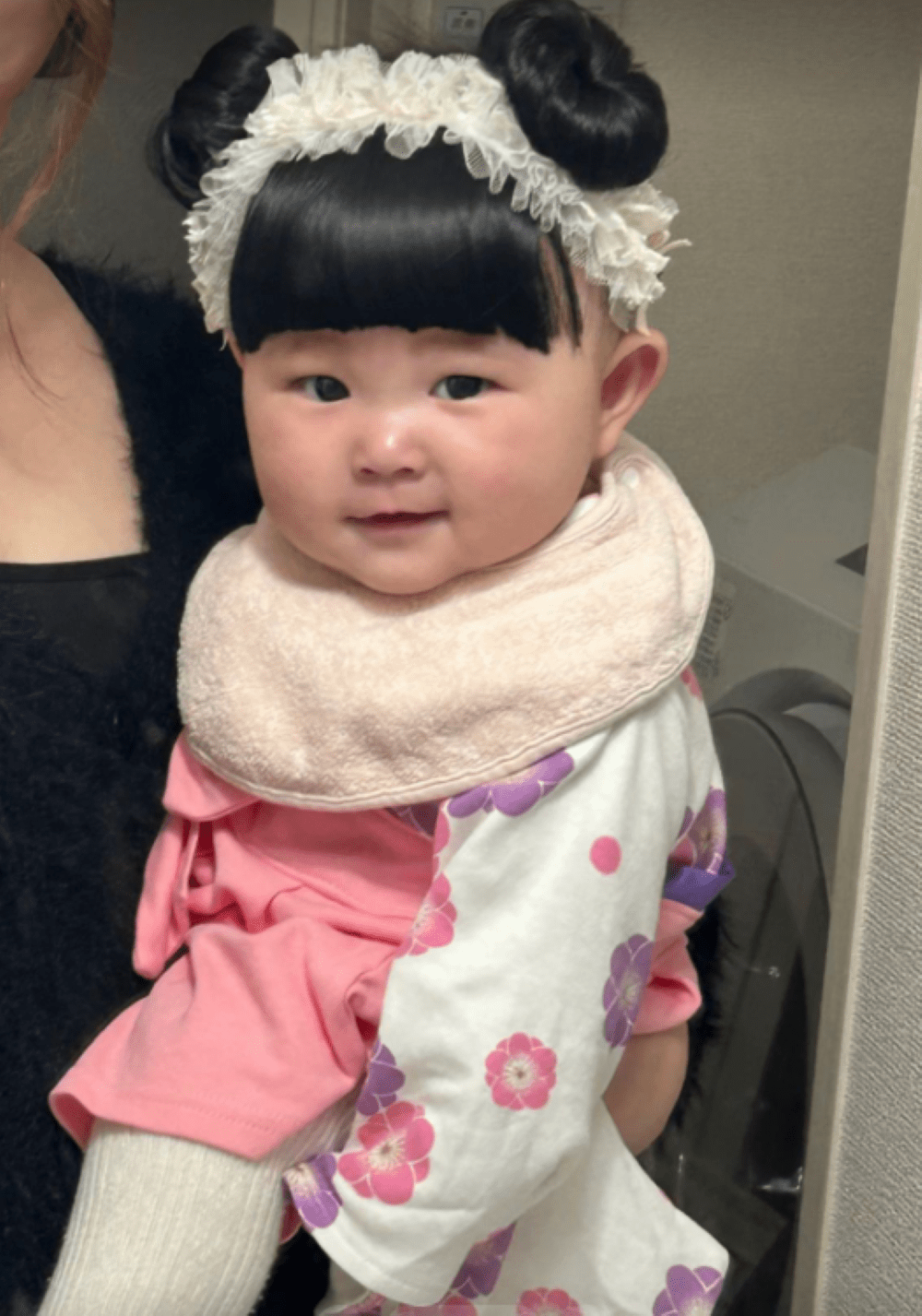 重たいぱっつん前髪が似合う生後7ヶ月娘…。しかし次の瞬間→まさかの姿に「オモロ可愛い」「吹いた」「腹よじれるくらい笑った」