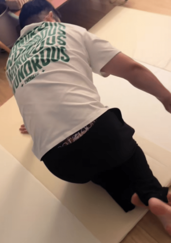 掃除するパパさん（＠user8543162754228さんより提供）