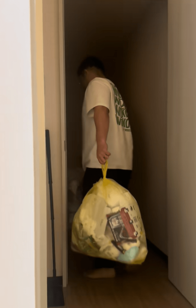 ゴミ捨てに行くパパさん（＠user8543162754228さんより提供）