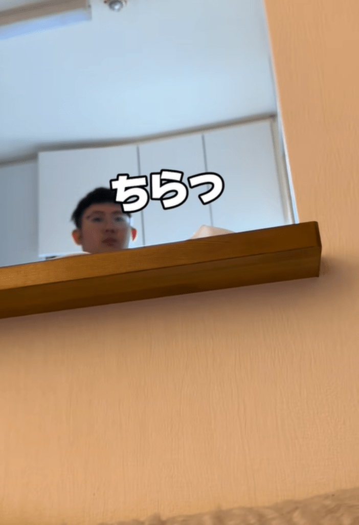 覗き込むパパさん（＠user8543162754228さんより提供）