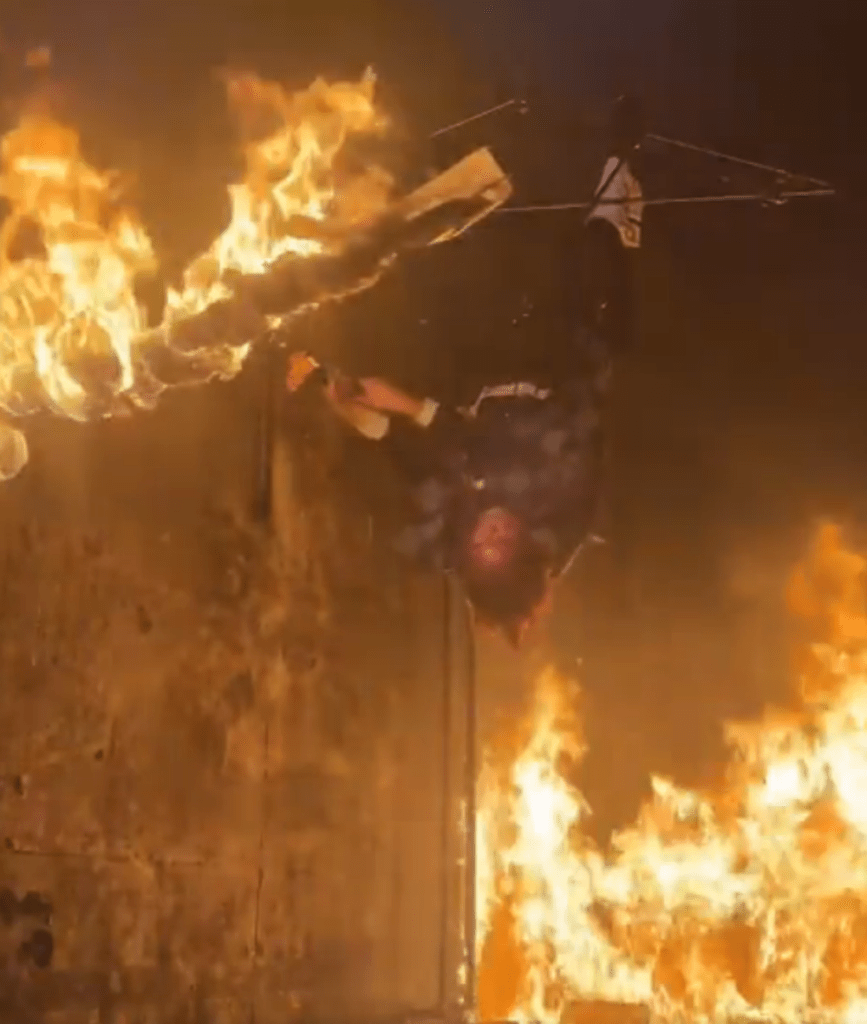 燃え盛る炎に囲まれた状況を再現（@cm_k1012さんより提供）