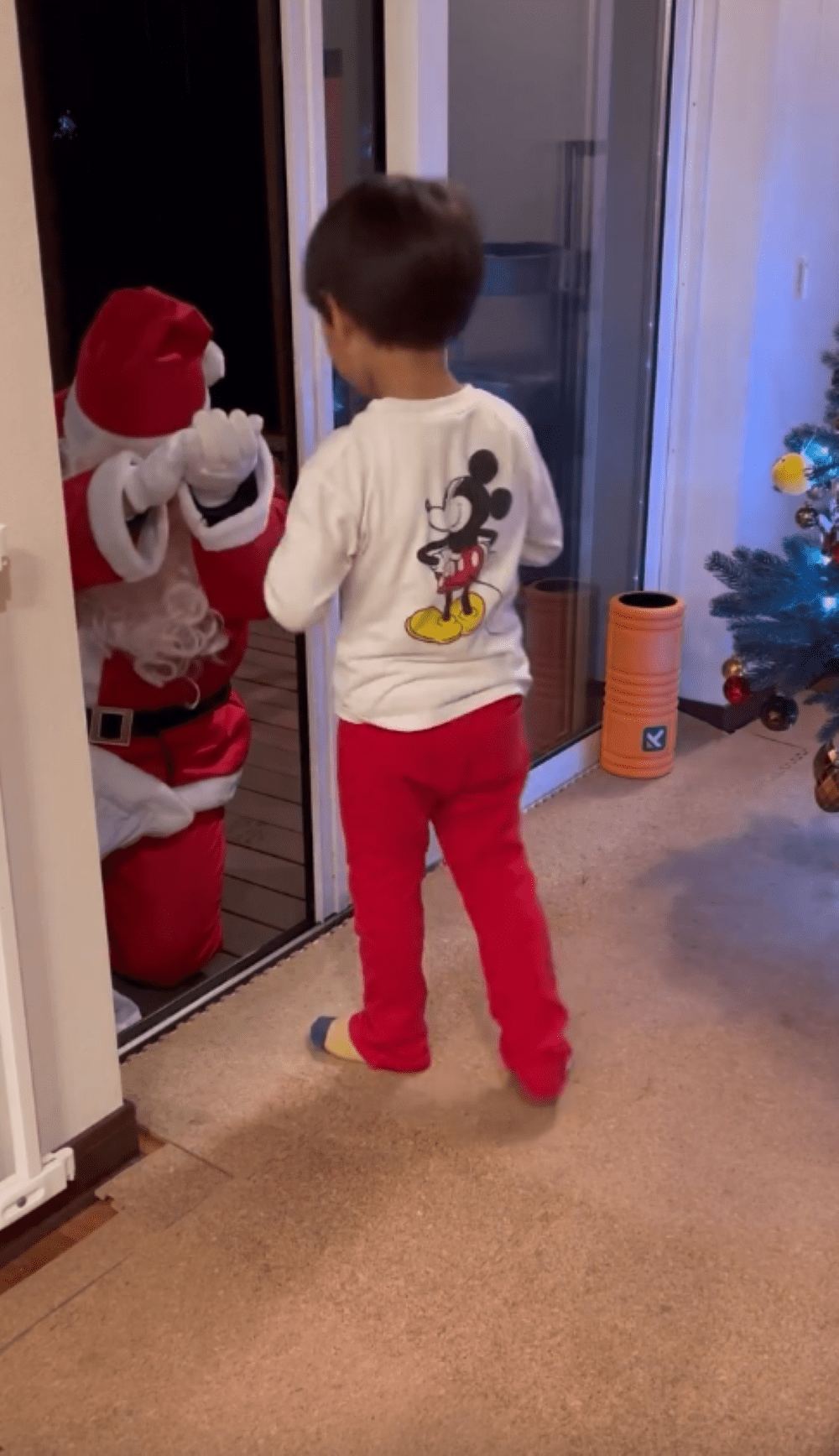 父サンタ「プレゼントだよ」5歳息子「大変でしょ」直後、息子がサンタに差し出したあるモノに「泣けてくる」「優しい子」