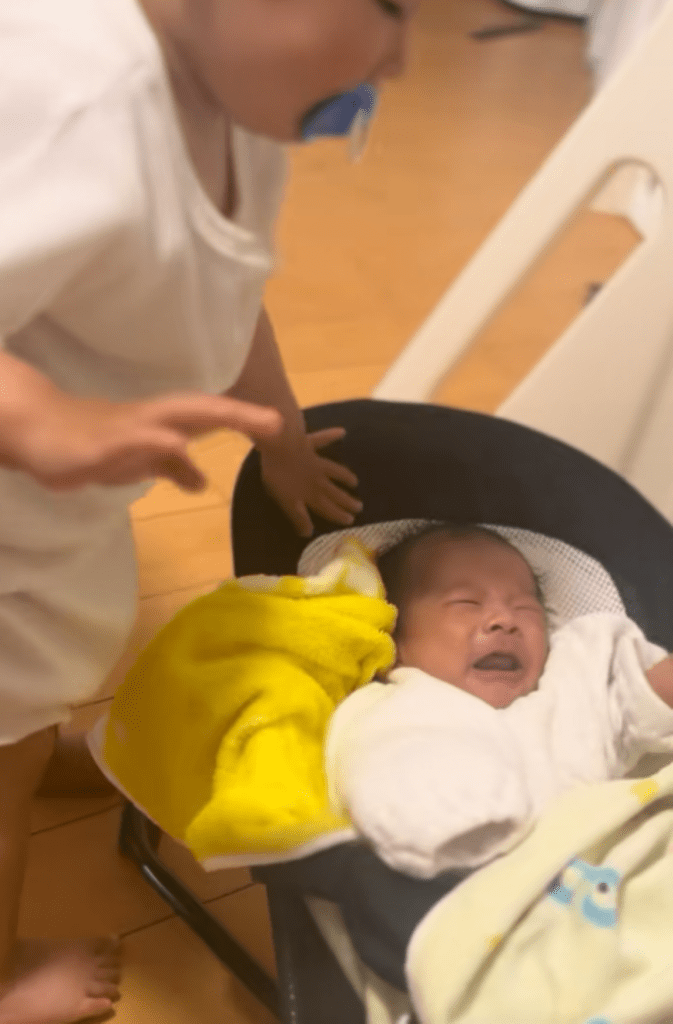 ベッドを軽く揺すってあげる様子（＠shu.taremayuさんより提供）