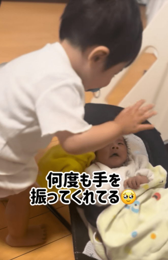 何度も手を振る様子（＠shu.taremayuさんより提供）