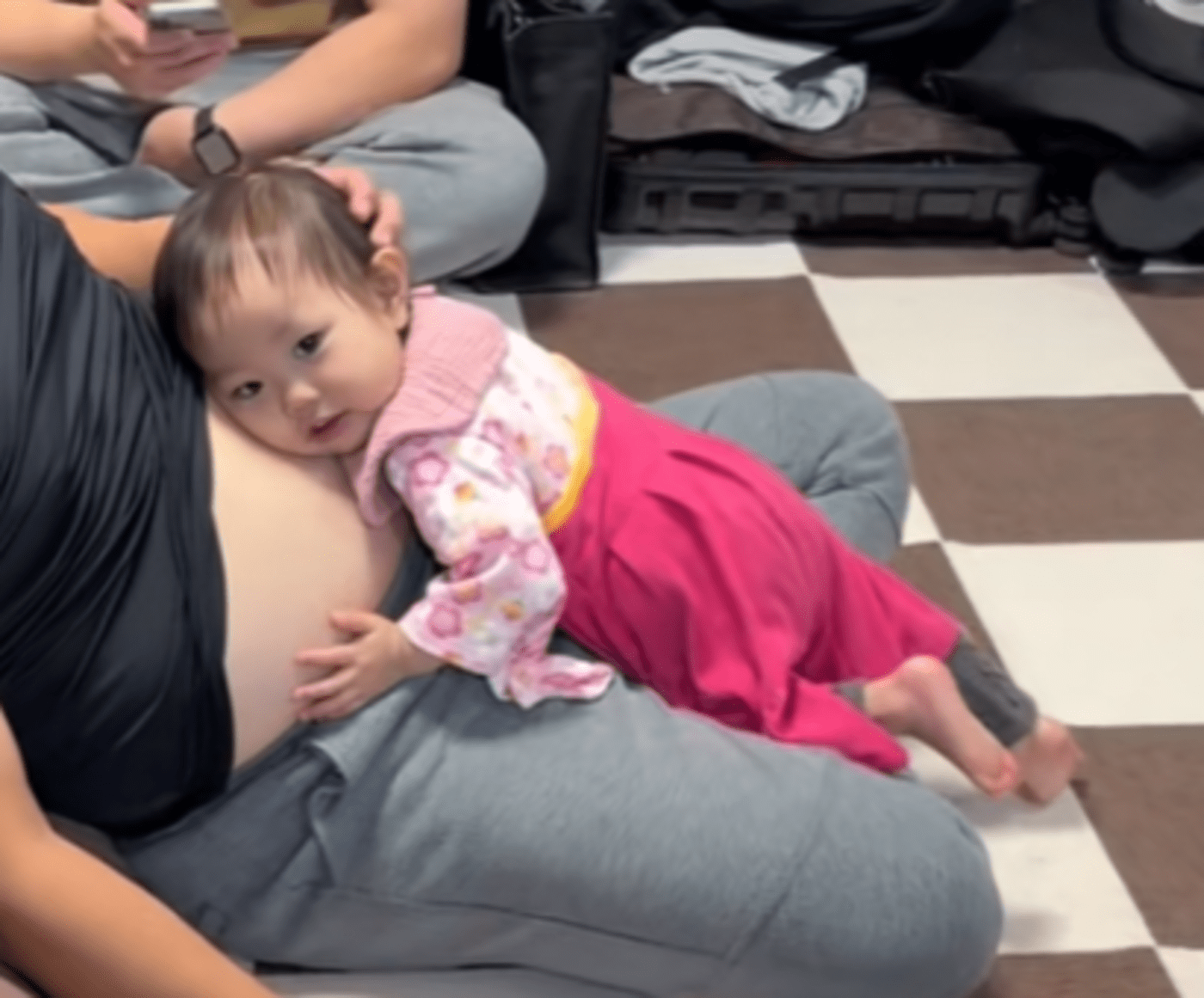 大きく膨らんだお腹を優しく撫でる1歳の赤ちゃん。しかし、よく見ると…まさかの光景に「何ヶ月ですか？w」「あら、かしこい」