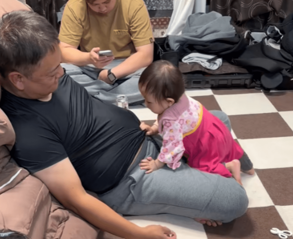 お腹を見つめるお孫さん（@ruru19810713さんより提供）