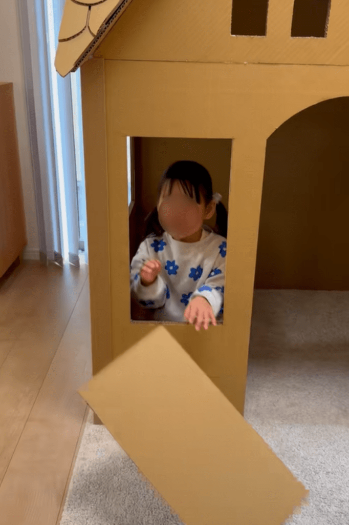 【実際の写真】パパが娘のために段ボールで作ったもの
